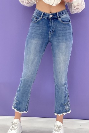 jeans merletto a zampa con ricami e strass sul fondo jeans merletto a zampa con ricami e strass sul fondo jeans merletto a za...