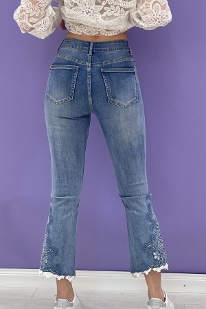 jeans merletto a zampa con ricami e strass sul fondo jeans merletto a zampa con ricami e strass sul fondo jeans merletto a za...