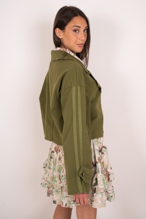 chaqueta martina Con botones y chaqueta de bandas laterales. martina Con botones y chaqueta de bandas laterales. martina Con bot