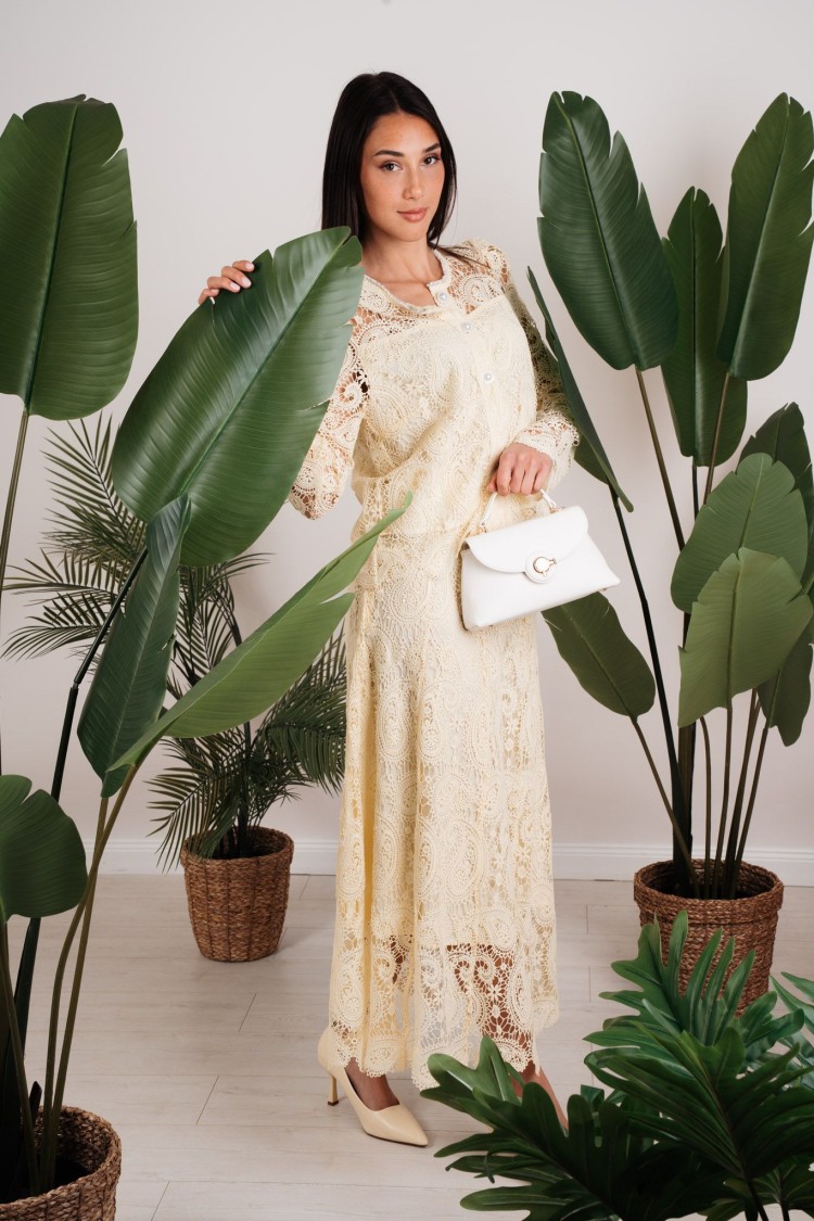 chemise d'été coordonnée et jupe en dentelle avec inserts strass et chemise d'été de perles coordonnées et jupe en dentelle avec