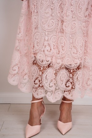 chemise d'été coordonnée et jupe en dentelle avec inserts strass et chemise d'été de perles coordonnées et jupe en dentelle avec