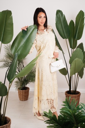 chemise d'été coordonnée et jupe en dentelle avec inserts strass et chemise d'été de perles coordonnées et jupe en dentelle avec