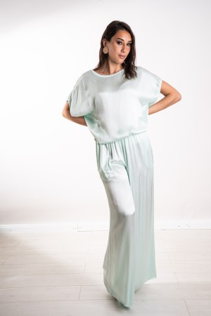 effet de satin de maille et pantalon de drapeaux coordonné sur l'effet de maillage d'antéa et pantalon assorti d'effet satiné su