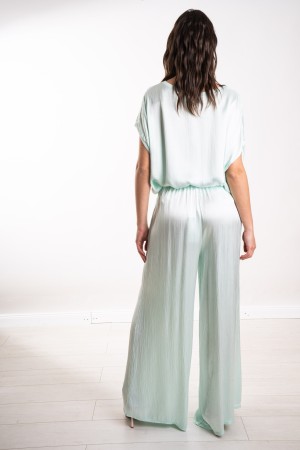 effet de satin de maille et pantalon de drapeaux coordonné sur l'effet de maillage d'antéa et pantalon assorti d'effet satiné su