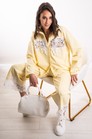 camisa y pantalones de girasol coordinados con inserciones de encaje, camisa y pantalones de girasol coordinados con insertos de