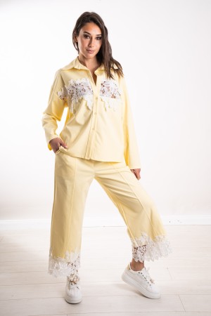 camisa y pantalones de girasol coordinados con inserciones de encaje, camisa y pantalones de girasol coordinados con insertos de