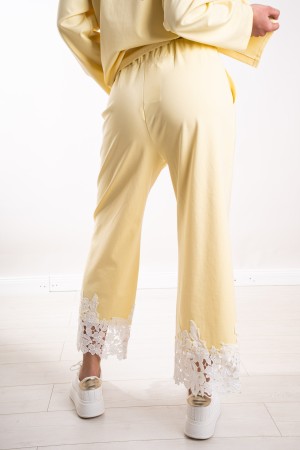 camisa y pantalones de girasol coordinados con inserciones de encaje, camisa y pantalones de girasol coordinados con insertos de