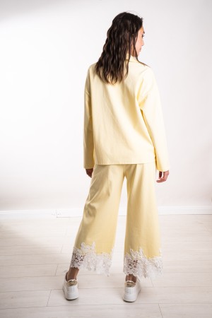 koordinierte Sonnenblumen-Hemd und Hosen mit Spitzeneinsätzen koordiniertes Sonnenblumen-Hemd und Hosen mit Spitzeneinsätzen ...