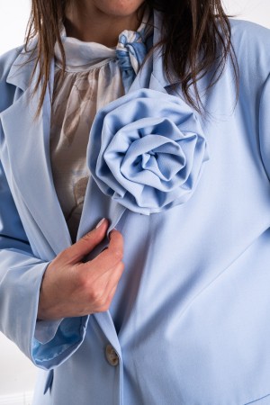 veste et pantalon Aurora coordonné Aurora avec broche de fleur Modèle sur une veste Aurora et un pantalon Aurora coordonnées C .