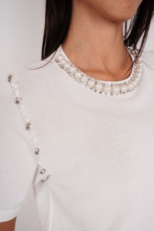 maglia chiara con giro collo in perle e strass  maglia chiara con giro collo in perle e strass  maglia chiara con giro collo ...
