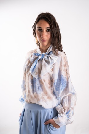 blusa de Silvia con arco de fantasía