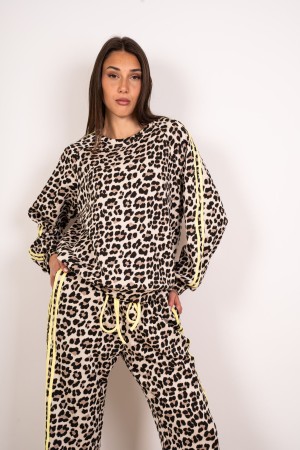 coordinato giulia maglia e pantalone animalier con bande laterali coordinato giulia maglia e pantalone animalier con bande la...