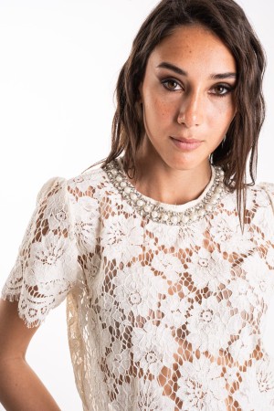 maglia perla in pizzo con giro collo in perle  maglia perla in pizzo con giro collo in perle  maglia perla in pizzo con giro ...