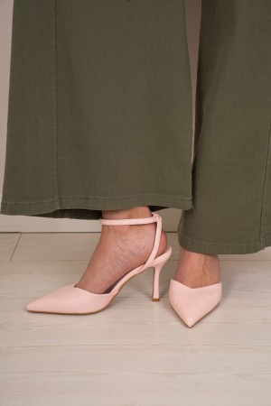 Mon décolleté avec talon et sangle de mon décolleté avec talon et bracelet de mon décolleté avec talon et sangle