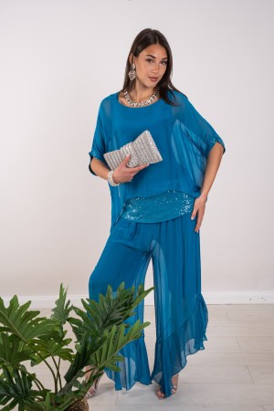 blusa coordinada de Hawai con lentejuelas y pantalones con volantes 