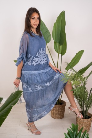 cinzia coordinada en la falda de seda blushe con bordados y lentejuelas 