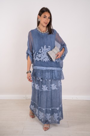 cinzia coordinada en la falda de seda blushe con bordados y lentejuelas 