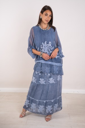 cinzia coordinada en la falda de seda blushe con bordados y lentejuelas 