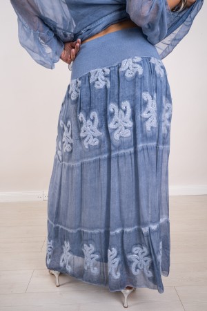 cinzia coordinada en la falda de seda blushe con bordados y lentejuelas 