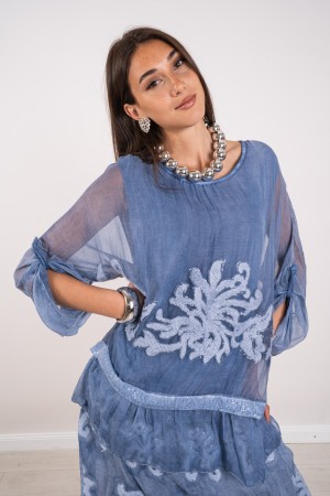 cinzia coordinada en la falda de seda blushe con bordados y lentejuelas 