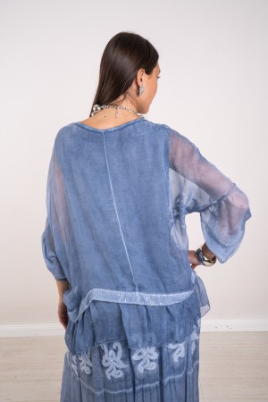 cinzia coordinada en la falda de seda blushe con bordados y lentejuelas 