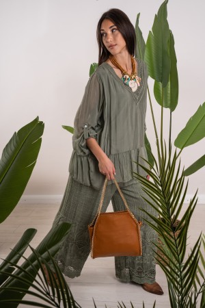 koordinierte Claudia in Seidenbluse-V-Ausschnitt in Makramee und Hose mit Stickerei 