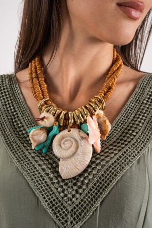 koordinierte Claudia in Seidenbluse-V-Ausschnitt in Makramee und Hose mit Stickerei 