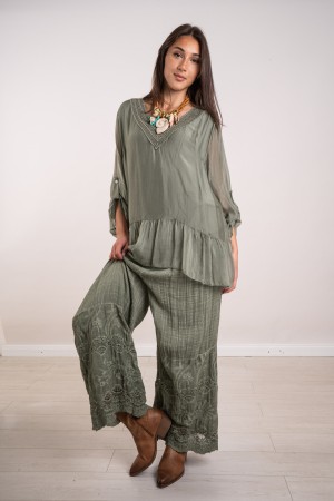 coordinato claudia in seta blusa scollo a v in macrame e pantalone con ricami  coordinato claudia in seta blusa scollo a v in...