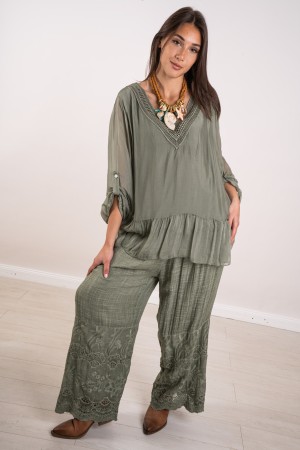 koordinierte Claudia in Seidenbluse-V-Ausschnitt in Makramee und Hose mit Stickerei 