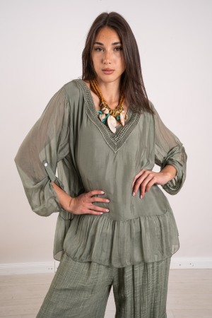 claudia coordinada en la blusa de seda en V-cuello en macrame y pantalones con bordado 