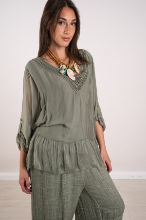 koordinierte Claudia in Seidenbluse-V-Ausschnitt in Makramee und Hose mit Stickerei 