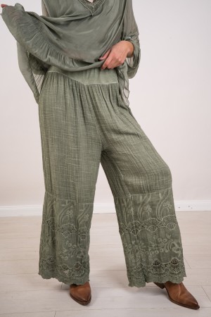 koordinierte Claudia in Seidenbluse-V-Ausschnitt in Makramee und Hose mit Stickerei 