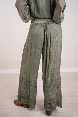 claudia coordinada en la blusa de seda en V-cuello en macrame y pantalones con bordado 