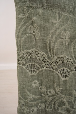 coordinated Claudia in silk blouse V-neck in macrame and trousers with embroidery 