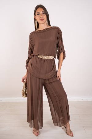 daniela coordinada en Silk Blus con bordado y lentejuelas y pantalones 