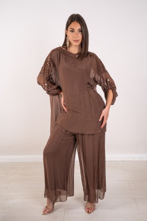 daniela koordiniert in Seidenblus mit Stickereien und Pailletten und Hosen 