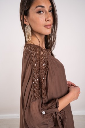 daniela coordinada en Silk Blus con bordado y lentejuelas y pantalones 