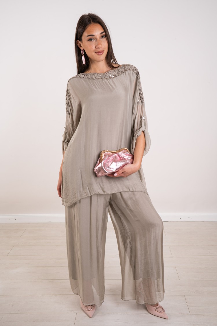 daniela coordinada en Silk Blus con bordados y lentejuelas y pantalones coordinados de Daniela en Silk Blus con bordados y lente