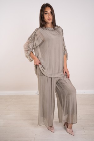 daniela coordinada en Silk Blus con bordados y lentejuelas y pantalones coordinados de Daniela en Silk Blus con bordados y lente