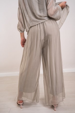 daniela coordinada en Silk Blus con bordados y lentejuelas y pantalones coordinados de Daniela en Silk Blus con bordados y lente