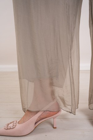 daniela koordiniert in Seidenblus mit Stickereien und Pailletten und Daniela-koordinierten Hosen in Seidenblus mit Stickereien u