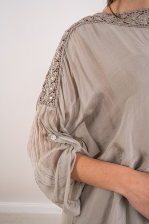 daniela coordinada en Silk Blus con bordados y lentejuelas y pantalones coordinados de Daniela en Silk Blus con bordados y lente