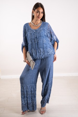 debora coordinada en blusa de seda y pantalones con bordado 