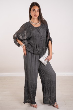 debora coordinada en la blusa de seda y pantalones con el bordado coordinado Debora en la blusa de seda y los pantalones con bor