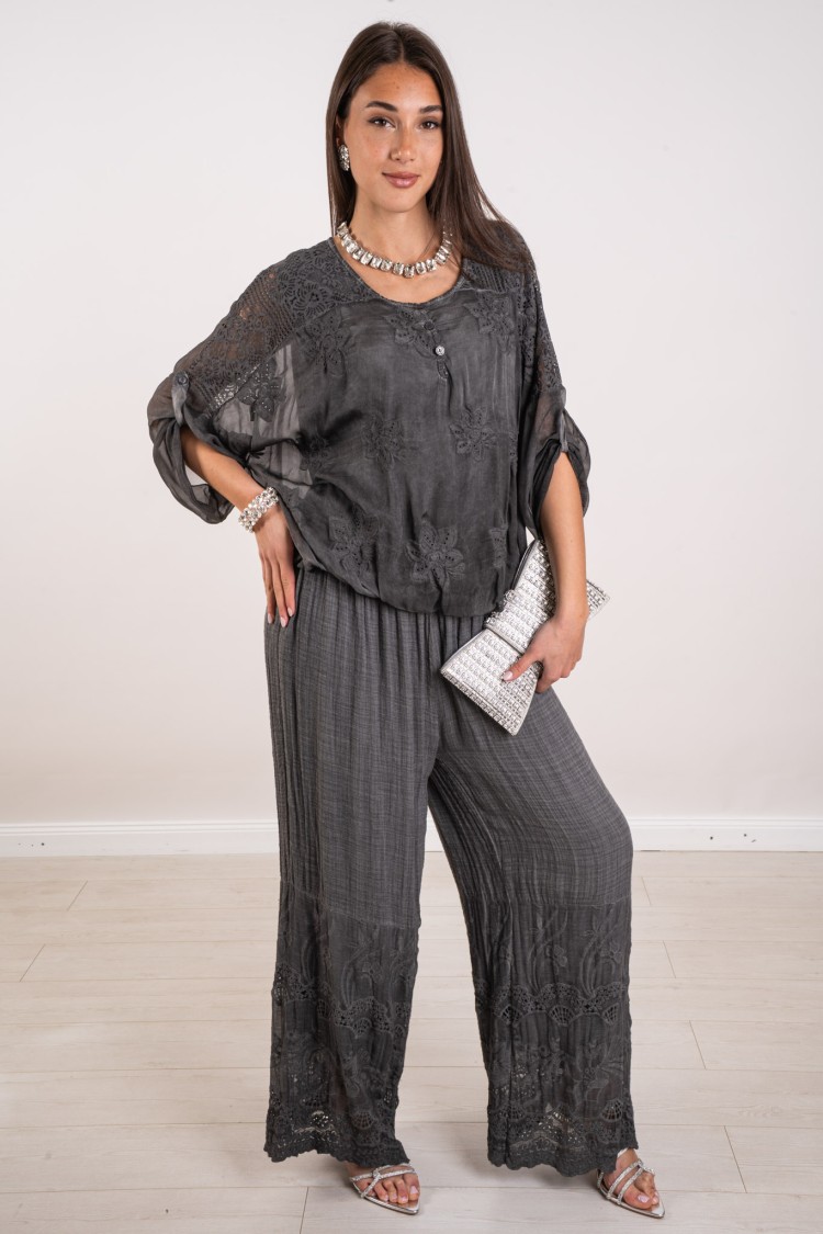 debora coordonnée en chemisier en soie et pantalon avec une broderie coordonnée debora en chemisier de soie et un pantalon avec 