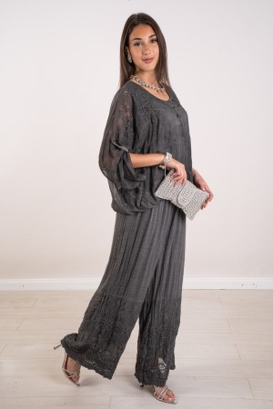 koordinatiniertes Debora in Seidenblusen und Hosen mit koordinierter Stickerei Debora in Seidenbluse und Hosen mit koordinierter