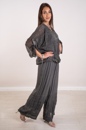 coordinated Debora in silk blouse and trousers with coordinated embroidery Debora in silk blouse and trousers with coordinated e