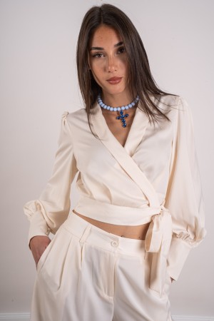 coordinó la blusa y los pantalones de satén con el arco 