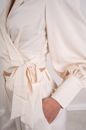 coordinó la blusa y los pantalones de satén con el arco 