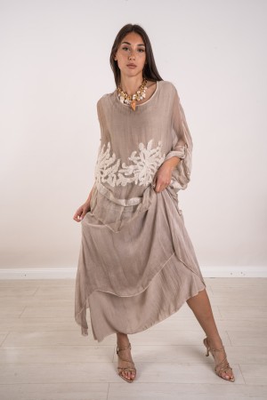 vera koordiniert in Silk Blushe Rock mit Stickereien und Pailletten koordiniert Vera Silk Blushe Rock mit Stickerei und Paillett